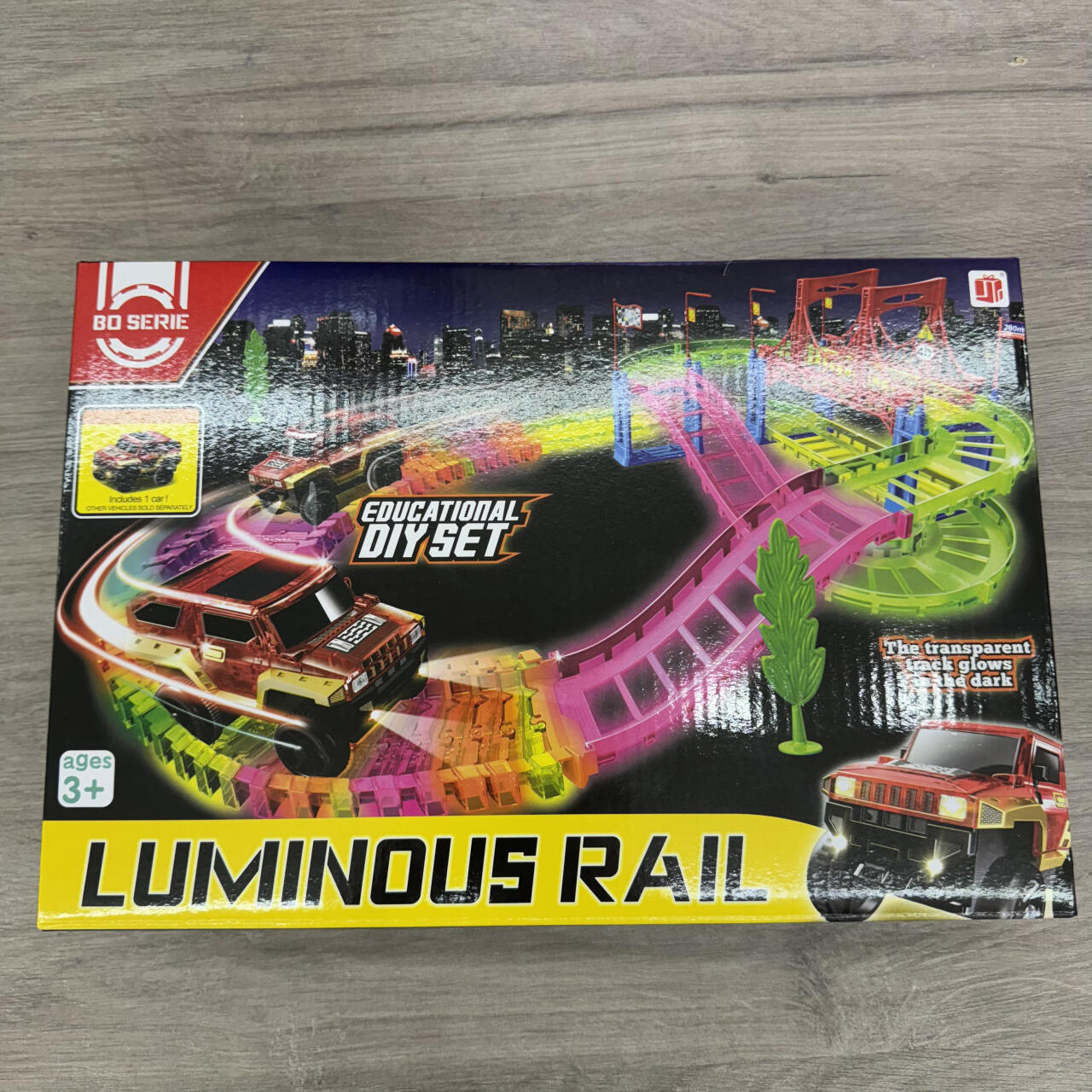 Corrida de Cores no Escuro: Carro LED + Pista Fluorescente para Pequenos Pilotos