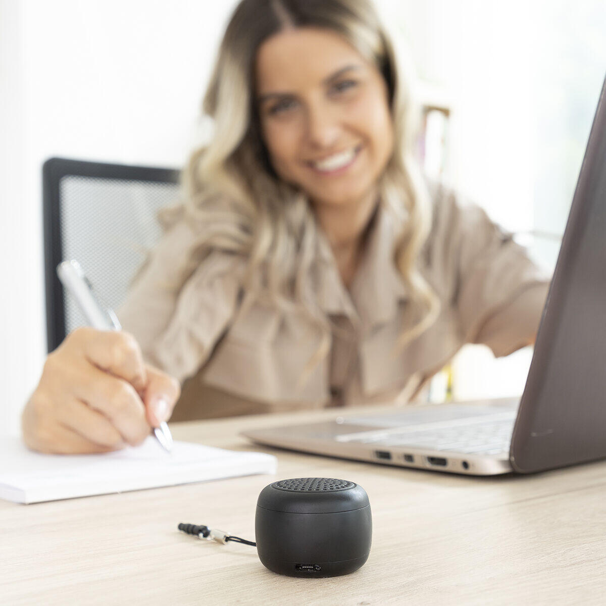 Gigante em Potência, Mini em Tamanho: Altifalante Portátil com Controle Remoto Integrado